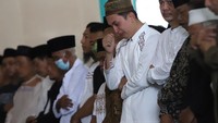 Tangis Kiki Farrel pecah ketika menyolati jenazah ibundanya. Foto: Palevi/detikcom