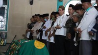 Kiki Farrel menyolati jenazah bersama jamaah lainnya. Foto: Palevi/detikcom