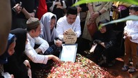Kesedihan Kiki Farrel dan kerabat yang begitu dalam ditinggal Mama Dahlia pergi selamanya. Foto: Palevi/detikcom