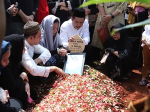 Kronologi Meninggalnya Ibunda Kiki Farrel