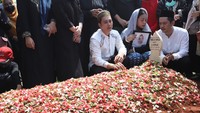 Kiki Farrel kembali menangis saat melantunkan azan sebelum lubang kubur ditutup. Foto: Palevi/detikcom