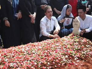 Kiki Farrel Tak Kuasa Tahan Nangis saat Ibunda Dimakamkan