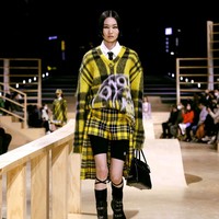 Dior mengadakan peragaan busana musim gugur 2022 di Ewha Womans University, Republik Korea, 30 April 2022. Foto Dok. Dior.