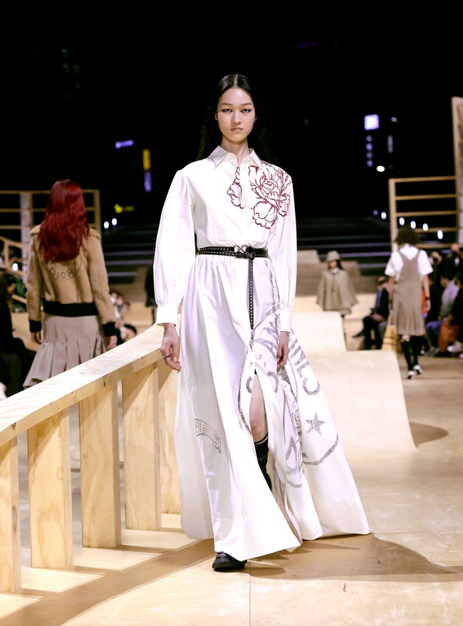 Dior mengadakan peragaan busana musim gugur 2022 di Ewha Womans University, Republik Korea, 30 April 2022. Foto Dok. Dior.