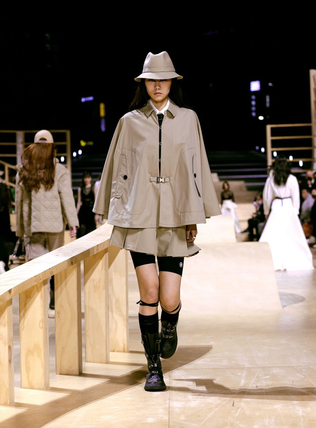 Dior mengadakan peragaan busana musim gugur 2022 di Ewha Womans University, Republik Korea, 30 April 2022. Foto Dok. Dior.