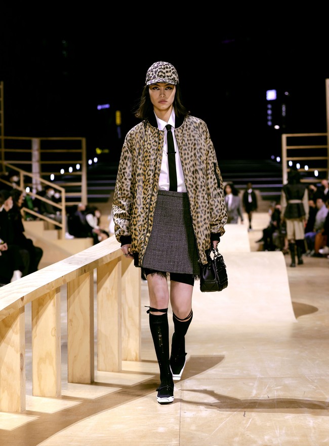 Dior mengadakan peragaan busana musim gugur 2022 di Ewha Womans University, Republik Korea, 30 April 2022. Foto Dok. Dior.