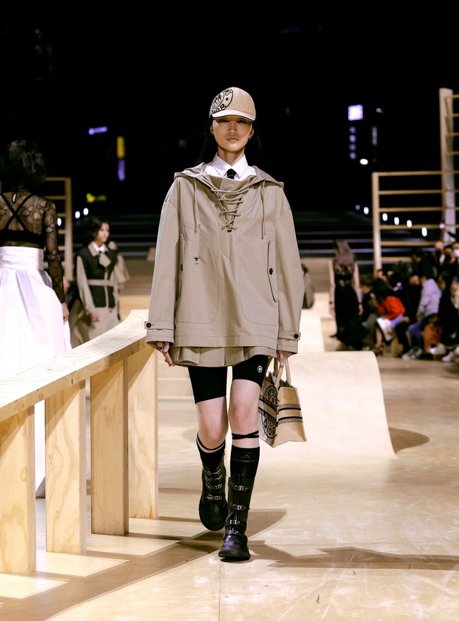 Dior mengadakan peragaan busana musim gugur 2022 di Ewha Womans University, Republik Korea, 30 April 2022. Foto Dok. Dior.