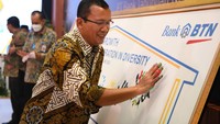 Pembubuhan cap telapak tangan merupakan simbolik dari komitmen Bank BTN dan para stakeholder dalam berkolaborasi membangun rumah rakyat dengan tema Growth Through Collaboration in Diversity. Tahun ini Bank BTN berkomitmen melakukan pembiayaan rumah subsidi mencapai 200.000 unit dengan dukungan dari semua stakeholder.