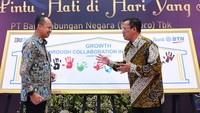 Direktur Utama Bank BTN Haru Koesmahargyo berbincang dengan Dirjen Perumahan Kementerian PUPR Iwan Suprijanto usai menyaksikan pembubuhan cap telapak tangan pada acara Halal Bihalal Bank BTN dengan Stakeholder dari Asosiasi Pengembang, Kementerian PUPR, Kementerian Keuangan, BP Tapera dan PT Sarana Multigriya Finansial (SMF) di Jakarta, Rabu (11/5).