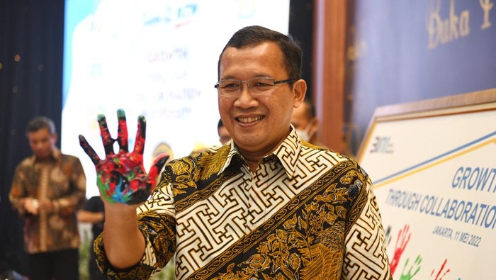 Komitmen Kolaborasi Wujudkan Rumah Rakyat Bank BTN bersama Kementerian PUPR membubuhan cap telapak tangan dengan Stakeholder Asosiasi Pengembang, Kementerian Keuangan, BP Tapera dan PT Sarana Multigriya Finansial (SMF) sebagai komitmen bersama.