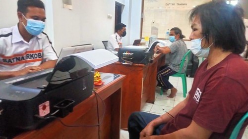 Ketua RT di Mataram mengaku mengkonsumsi sabu dihari Lebaran Ketupat sebagai obat Ambeien yang dia alaminya.