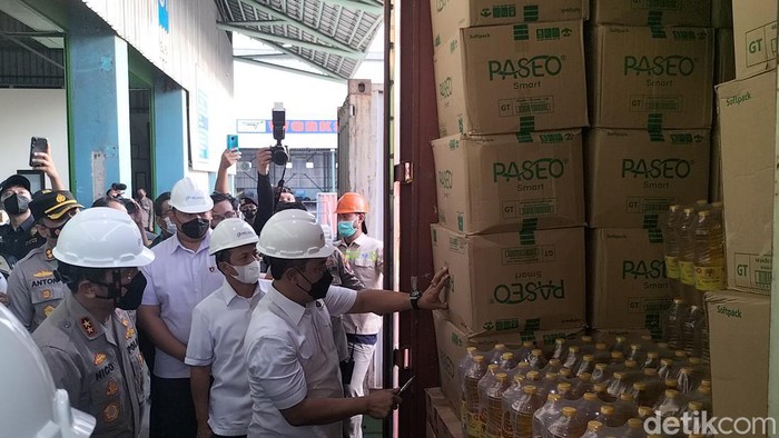Polisi dan Bea Cukai bongkar kontainer isi minyak goreng yang akan diekspor ke Timor Leste dari Surabaya.