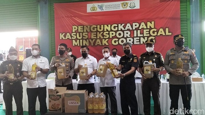 Polisi dan Bea Cukai bongkar kontainer isi minyak goreng yang akan diekspor ke Timor Leste dari Surabaya.
