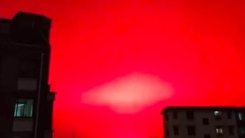 Kemungkinan besar sumber hamburan cahaya ini berasal dari lampu kapal di pelabuhan. Fenomena langka langit merah yang muncul di Zhoushan ditunjukkan dalam video dan foto yang diambil oleh penduduk setempat. Foto: Twitter @PDLive2