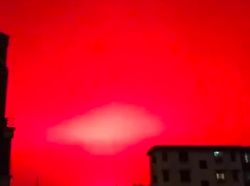 Pemandangan Ngeri Langit China Merah Bagai Kiamat