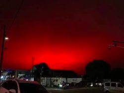 Pemandangan Ngeri Langit China Merah Bagai Kiamat