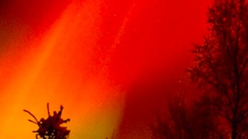 Saat kondisi cuaca bagus, lebih banyak air di atmosfer membentuk aerosol yang membiaskan dan menyebarkan cahaya kapal penangkap ikan dan membuat langit merah terlihat oleh publik, kata staf biro meteorologi. Foto: Twitter @RufusInayat