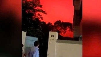 Biro meteorologi lokal Zhoushan, sebuah kota di Provinsi Zhejiang China Timur, mengumumkan pada Minggu (8/5) waktu setempat, bahwa langit merah menyala yang muncul di daerah ini, disebabkan oleh pembiasan dan hamburan cahaya. Foto: Twitter @tongbingxue