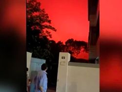 Pemandangan Ngeri Langit China Merah Bagai Kiamat