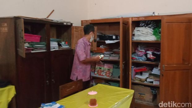 Lemari di SDN 1 Pokak, Kecamatan Ceper, Klaten, yang diobrak-abrik maling, Kamis (12/5/2022).
