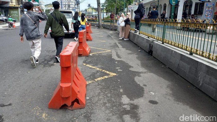 Lokasi mobil viral parkir di marka biku-biku atau larangan parkir, selatan Stasiun Tugu Yogyakarta, Kamis (12/5/2022).