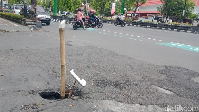 Lubang jalan di simpang tiga jalan Pemuda Selatan, Kamis (12/5/2022).