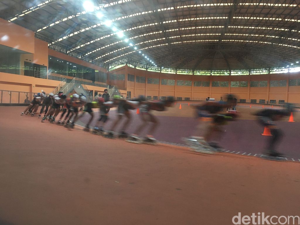 Para atlet sepatu roda berlatih di JIRTA, Sunter, Jakarta Utara
