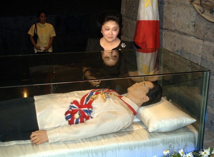 Mantan Ibu Negara Filipina, Imelda Marcos, mengunjungi jenazah Presiden Filipina Ferdinand Marcos yang telah diawetkan, 11 September 2005 di Batac, Ilocos norte, Filipina Utara. (Jay Directo/AFP/Getty Images).
