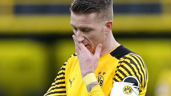 Dortmunds captain Marco Reus reacts disappointed during the German Bundesliga soccer match between Borussia Dortmund and Bayer Leverkusen in Dortmund, Germany, Sunday, Feb. 6, 2022. (AP Photo/Martin Meissner)