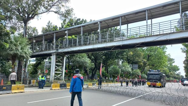 Massa buruh gelar demo di Patung Kuda, lalin ke Istana Merdeka ditutup siang ini.