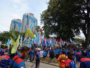Massa Buruh Datangi Patung Kuda, Lalin Arah Istana Merdeka Ditutup