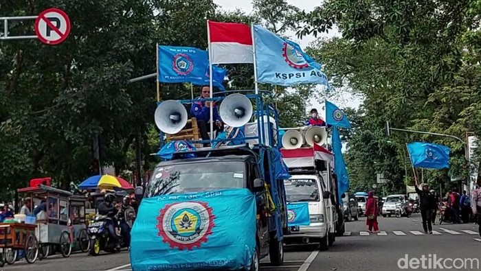Massa buruh tiba di Gedung Sate.