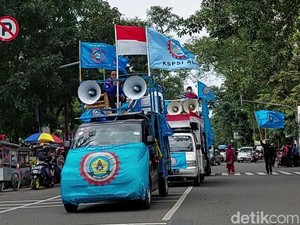 Massa Buruh Tiba di Gedung Sate dengan 6 Tuntutan