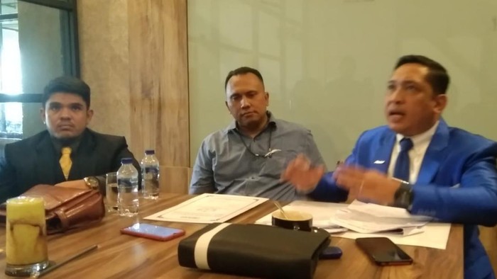 Ketua DPRD Dumai (tengah) dan pengacaranya. Istimewa