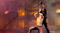 Pertunjukan semakin menarik dengan adanya aksi pedang dari Alex Magala sang sword swallower. Selama 30 menit kamu akan dibuat menahan nafas oleh pertunjukan ini.
