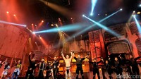 Selain aksi menegangkan di atas, Trans Studio Cibubur juga punya show seru lainnya yaitu Jurrasic Live Show. Pertunjukan ini mengajak anak-anak untuk mengenal lebih dekat dinosaurus dan bisa ditonton pada pukul 12.00 WIB dan 16.00 WIB. Tak hanya itu, saksikan juga pertunjukan kelas dunia, paduan seni akrobatik dan multimedia Alivia and the Dark Evil jam 13.00 WIB di Amphitheater. Sebagai penutup akan hadir show yang selalu dinantikan seluruh keluarga Parade World of Imagination pada pukul 17.00 WIB.