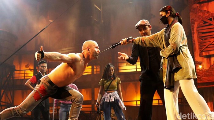 Trans Studio Cibubur hadirkan pertunjukan spesial dalam rangka merayakan lebaran. Pertunjukan itu tampilkan Alex Magala yang merupakan seorang sword swallower.