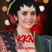 Beginilah gaya Wanda kalau tampil seperti wanita Jawa. Menggunakan konde dan paes penampilan Wanda terlihat cantik juga ya.. Sudah cocok deh gabung di film KKN di Kota Westnew. Foto: Twitter/@jodidrsmn