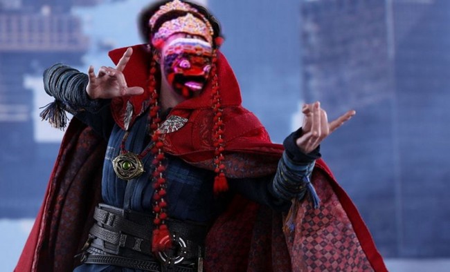 Ketika Doctor Strange berubah menjadi seorang penari yang menggunakan topeng. Kalau penarinya kayak gini sih bisa jadi makin horror deh filmnya. Foto: Twitter/@harusgimana