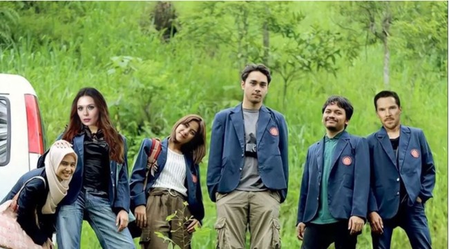 Geng KKN Desa Penari yang baru. Nggak cuma orang biasa, kini geng KKN Desa Penari ada superheronya juga loh.. Foto: Twitter/@aryantaaaaaa