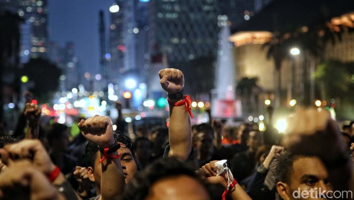 Memperingati Peristiwa Berdarah Tragedi Trisakti Mahasiswa Universitas Trisakti memperingati Tragedi 12 Mei 1998 di Jalan Medan Merdeka Barat, Jakarta, Kamis (12/5). Peringatan ini berlangsung hingga malam hari.