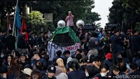 Mereka memperingati Tragedi Trisakti serta 24 tahun reformasi yang jatuh pada 12 Mei 2022.