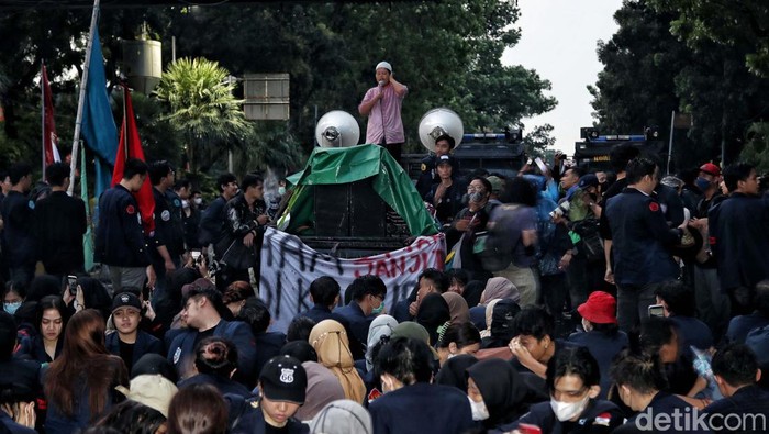Mahasiswa Universitas Trisakti memperingati Tragedi 12 Mei 1998 di Jalan Medan Merdeka Barat, Jakarta, Kamis (12/5). Peringatan ini berjalan sampai malam hari.