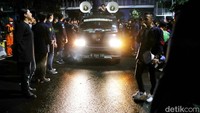 Perwakilan mahasiswa berorasi.