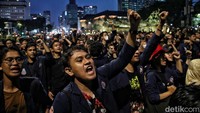 Para mahasiswa meneriakan yel-yel.