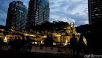 Hingga malam hari mereka terus bertahan dan menggelar aksi.