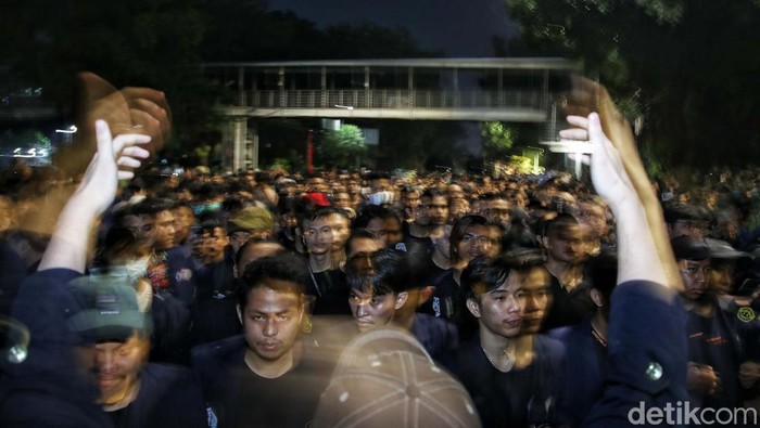 Memperingati Peristiwa Berdarah Tragedi Trisakti Mahasiswa Universitas Trisakti memperingati Tragedi 12 Mei 1998 di Jalan Medan Merdeka Barat, Jakarta, Kamis (12/5). Peringatan ini berlangsung hingga malam hari.