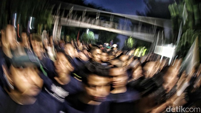 Memperingati Peristiwa Berdarah Tragedi Trisakti Mahasiswa Universitas Trisakti memperingati Tragedi 12 Mei 1998 di Jalan Medan Merdeka Barat, Jakarta, Kamis (12/5). Peringatan ini berlangsung hingga malam hari.