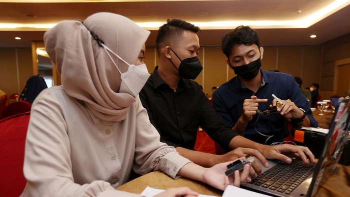 Mengintip Pelatihan IoT Berbasis Modul Pelatihan Internet of things (IoT) guna menyelesaikan permasalahan yang ada di masyarakat dengan metode atau modul IoT digelar dibeberapa kota. Ini potretnya. Workshop itu salah satunya untuk menyelesaikan permasalahan di Jawa Barat mulai dari pemasalahan sampah hingga peternakan.