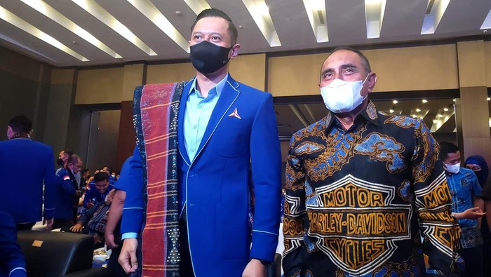 Ketua Umum Partai Demokrat (PD) Agus Harimurti Yudhoyono (AHY) diteriaki presiden oleh para kader di Medan, Sumatera Utara (Sumut). AHY datang ke Medan untuk melantik kepengurusan PD Sumut 2022-2027.

Seperti dilansir detikSumut, Kamis (12/5/2022), AHY datang sekitar pukul 14.05 WIB di Hotel Santika Dyandra, Medan. AHY didampingi istrinya, Annisa Pohan.